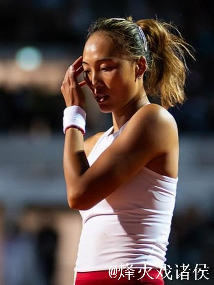 郑钦文巧妙换拍应对高芙发球，赛场上演趣味瞬间